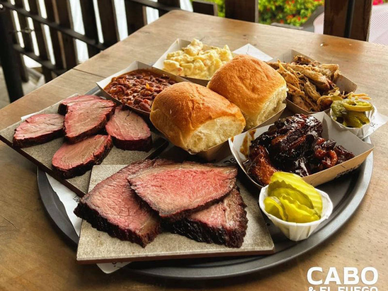 Platillos y ambiente en Cabo & El Fuego Smokehouse BBQ (8)